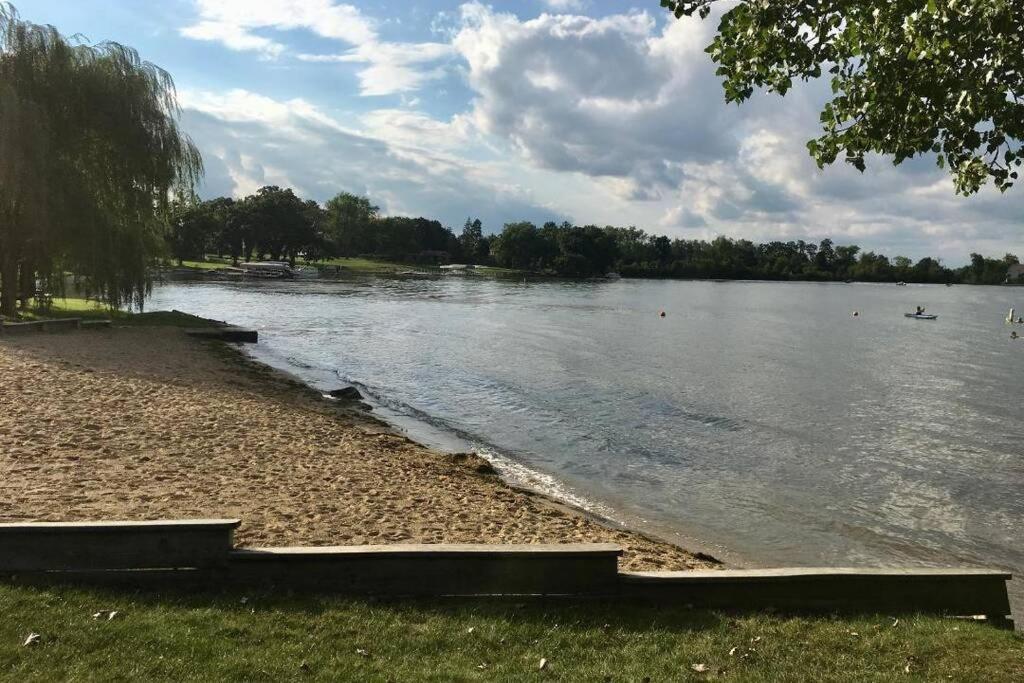 Ivp Manor House By Lake Beach And Naval Base Gages Lake Bagian luar foto
